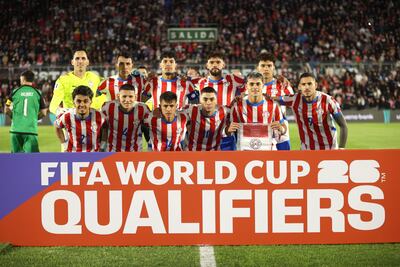 Jugadores de Paraguay forman este jueves, previo a un partido por las eliminatorias a la Copa Mundial 2026 entre Paraguay y Ecuador en el estadio Defensores del Chaco en Asunción (Paraguay).