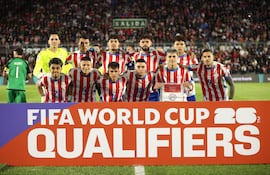 Jugadores de Paraguay forman este jueves, previo a un partido por las eliminatorias a la Copa Mundial 2026 entre Paraguay y Ecuador en el estadio Defensores del Chaco en Asunción (Paraguay).