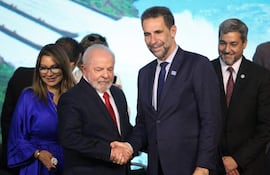 AME2807. FOZ DE IGUAZÚ (BRASIL), 16/03/2023.- El diputado Enio Verri (c-d) posa hoy junto al presidente de Brasil, Luiz Inácio Lula da Silva, la primera dama Janja da Silva (i), y el presidente paraguayo Mario Abdo Benítez (d), tras asumir como director brasileño de la hidroeléctrica Itaipú, en Foz de Iguazú (Brasil). El diputado Enio Verri asumió este jueves como nuevo director brasileño de la hidroeléctrica Itaipú, que Brasil comparte con Paraguay, con el compromiso de luchar por "precios justos" de la energía e impulsar proyectos sociales en la región. EFE/ Ruben Peña