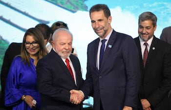 AME2807. FOZ DE IGUAZÚ (BRASIL), 16/03/2023.- El diputado Enio Verri (c-d) posa hoy junto al presidente de Brasil, Luiz Inácio Lula da Silva, la primera dama Janja da Silva (i), y el presidente paraguayo Mario Abdo Benítez (d), tras asumir como director brasileño de la hidroeléctrica Itaipú, en Foz de Iguazú (Brasil). El diputado Enio Verri asumió este jueves como nuevo director brasileño de la hidroeléctrica Itaipú, que Brasil comparte con Paraguay, con el compromiso de luchar por "precios justos" de la energía e impulsar proyectos sociales en la región. EFE/ Ruben Peña
