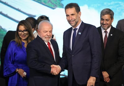 AME2807. FOZ DE IGUAZÚ (BRASIL), 16/03/2023.- El diputado Enio Verri (c-d) posa hoy junto al presidente de Brasil, Luiz Inácio Lula da Silva, la primera dama Janja da Silva (i), y el presidente paraguayo Mario Abdo Benítez (d), tras asumir como director brasileño de la hidroeléctrica Itaipú, en Foz de Iguazú (Brasil). El diputado Enio Verri asumió este jueves como nuevo director brasileño de la hidroeléctrica Itaipú, que Brasil comparte con Paraguay, con el compromiso de luchar por "precios justos" de la energía e impulsar proyectos sociales en la región. EFE/ Ruben Peña