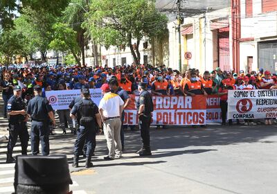 Trabajadores de servicentros privados se movilizaron en la zona del Congreso Nacional para pedir la eliminación del subsidio a Petropar.