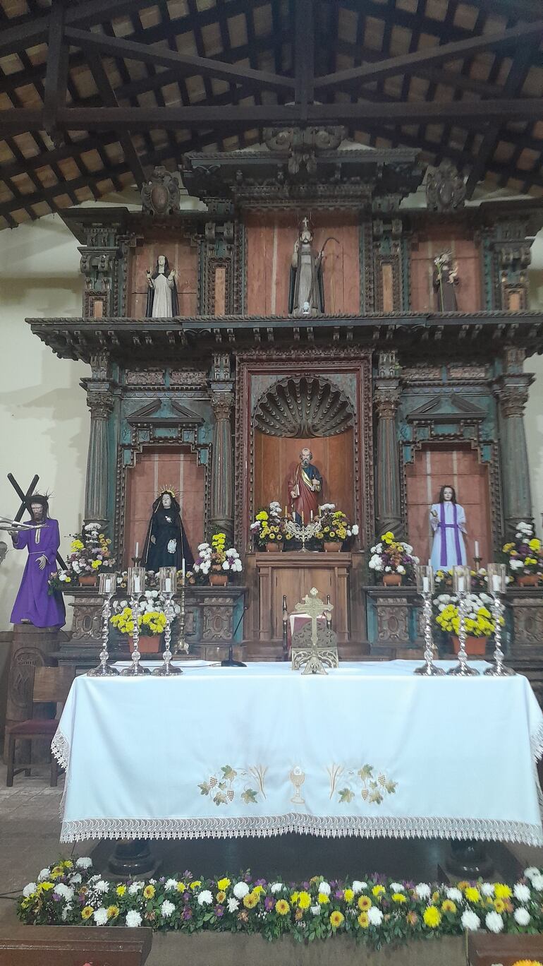 El retablo de la parroquia San Pedro Apóstol de Ypané, una verdadera obra artística.