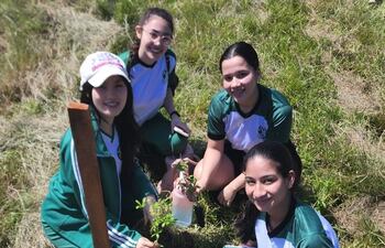 Estudiantes del Instituto Superior de Educación participaron de la siembra de plantines.