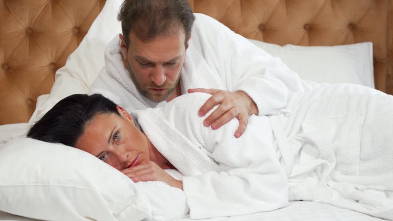 ¿Es normal que ya no me excite? Así es la curva del deseo en relaciones largas.
