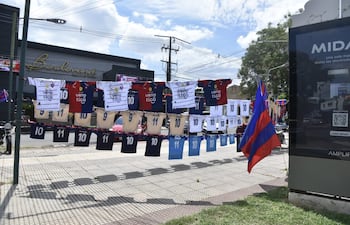 Los alrededores del estadio La Nueva Olla, en la previa al Superclásico del fútbol paraguayo.