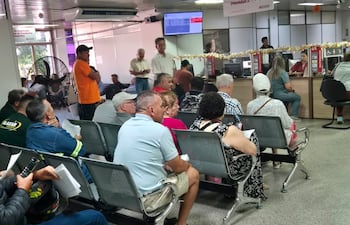 Contribuyentes de Asunción sufrieron largas demoras en la Dirección de Tránsito, debido a problemas en la expedición de licencias de conducir con el nuevo formato.