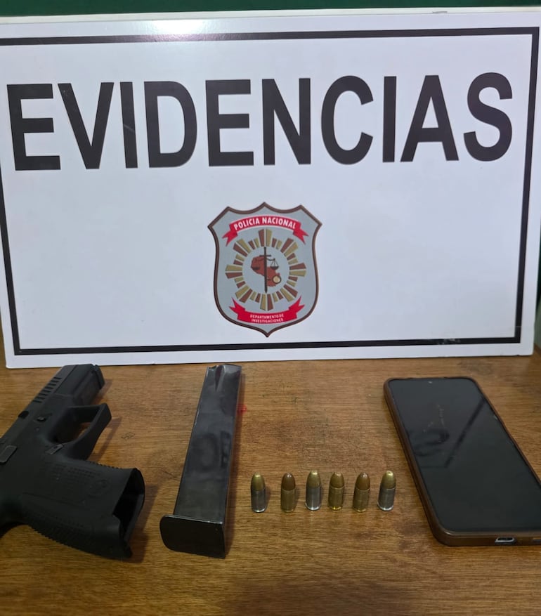 Una pistola fue incautada del poder del ahora detenido.