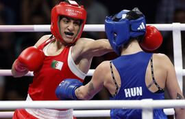 SEINE-SAINT DENIS, 03/08/2024.- La boxeadora argelina Imane Khelif (rojo) ante la húngara Anna Luca Hamori (azul) durante el combate de cuartos de final femenino, categoría 66kg, de los Juegos Olímpicos de París 2024, en North Paris Arena de Seine-Saint Denis. EFE/ Miguel Toña
