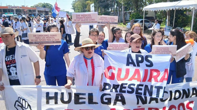 Médicos cierran intermitentemente la ruta en Villarrica en reclamo de mejoras para la salud pública.