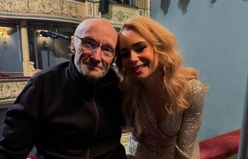 El icónico cantante británico Phil Collins y su hija actriz Lily Collins.