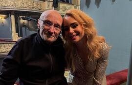 El icónico cantante británico Phil Collins y su hija actriz Lily Collins.