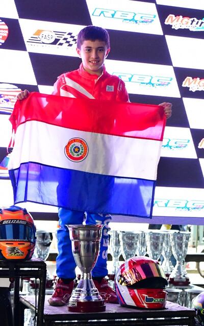Nelson Segovia, con el trofeo y la bandera paraguaya, en el tercer escalón del podio dentro de la categoría Mirim.