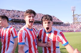 El talentoso mediapunta de Paraguay, Eduardo Delmás celebra tras la victoria por penales ante Argentina, en compañía de José Buhring. (Foto: @coparaguay)