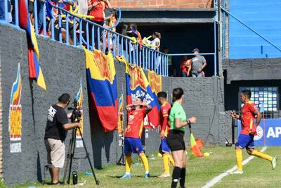 Festejo de gol del 1º de Enero de Nueva Colombia, que venció con autoridad al Pilcomayo por 3-0. Los aficionados "cafeteros" le dieron color y calor a la fiesta vivida en el "Bajo".