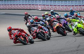 Marc Márquez (93) lideró desde la primera curva en la carrera principal de hoy y marcó el ritmo hasta el final.