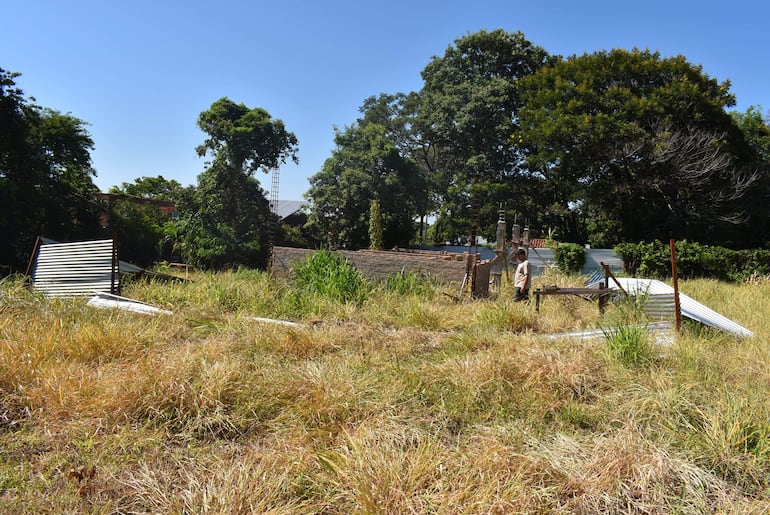  La porqueriza que quedó inconclusa en el Colegio Nacional Sebastián de Yegros.