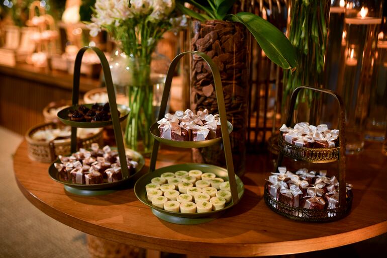La mesa de dulces y la torta fue de De la Casa Pederzani.