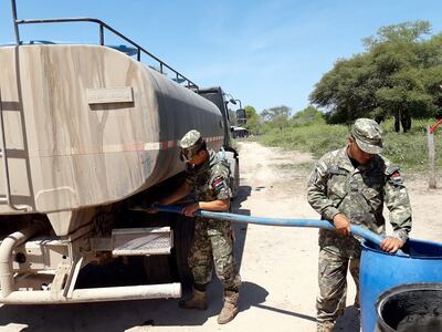 Distribución de agua a cargo de militares del Comando de Ingeniería a poblaciones del distrito chaqueño de Fuerte Olimpo.