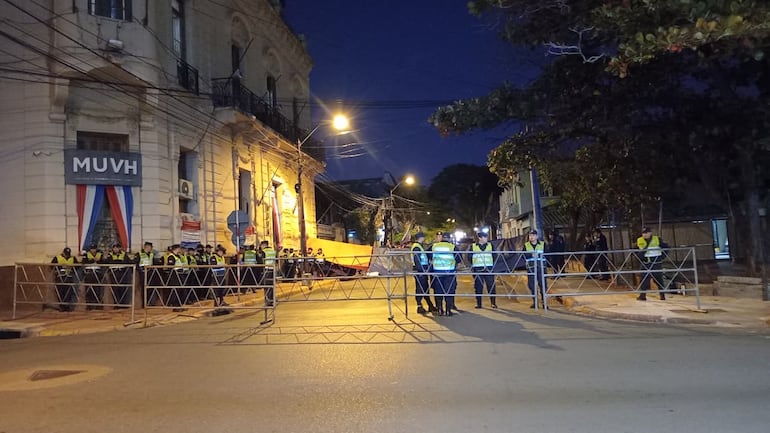 En la foto, los campesinos de distintas organizaciones cierran la calle frente al Ministerio de Urbanismo.
