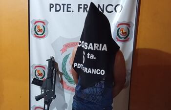 Silvio Cidiznei Brítez Barreto y la réplica de fusil en la Comisaría 6ª.