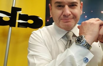 Carlos Troche, conductor del Noticiero Cardinal, adora dibujar y pintar. (Instagram/Carlos Troche)