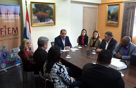 El doctor Jorge Rodas, con autoridades del Ministerio de Salud Pública (MPSBS), Hospital Psiquiátrico y Organización Panamericana de la Salud (OPS).