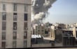 Una columna de humo emerge del centro de Teherán tras un ataque israelí este sábado. Irán anunció este sábado el cierre de su espacio aéreo después de que se escucharan varias explosiones en diversos puntos de Teherán y de que Israel informara de que ha lanzado un ataque preventivo contra el país persa.