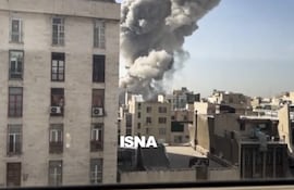 Una columna de humo emerge del centro de Teherán tras un ataque israelí este sábado. Irán anunció este sábado el cierre de su espacio aéreo después de que se escucharan varias explosiones en diversos puntos de Teherán y de que Israel informara de que ha lanzado un ataque preventivo contra el país persa.