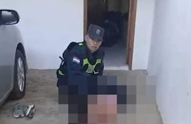 La policía halló a la menor de edad tendida en el suelo y ensangrentada con múltiples lesiones.