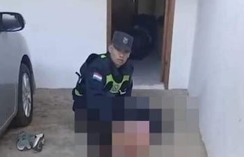 La policía halló a la menor de edad tendida en el suelo y ensangrentada con múltiples lesiones.