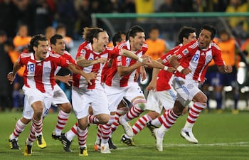 Los jugadores de Paraguay salen a festejar el último tanto de la tanda de penales, obra de Óscar "Tacuara" Cardozo, en la definición de los octavos de final del Mundial Sudáfrica 2010.