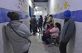 Pacientes con síntomas respiratorios esperan atención médica en el Hospital General Barrio Obrero.