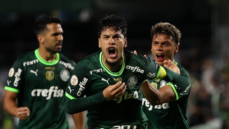 El paraguayo Gustavo Gómez, jugador del Palmeiras, celebra un gol en el partido contra Coritiba por la Serie A de Brasil.