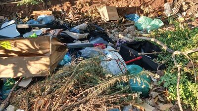 La basura ocupa toda la vereda y genera insalubridad en la zona.