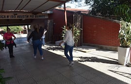 Veedoras y apoderadas del Partido Colorado proceden a ingresar las maquinas de votación al local de votación.