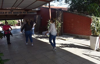 Veedoras y apoderadas del Partido Colorado proceden a ingresar las maquinas de votación al local de votación.