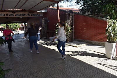 Veedoras y apoderadas del Partido Colorado proceden a ingresar las maquinas de votación al local de votación.
