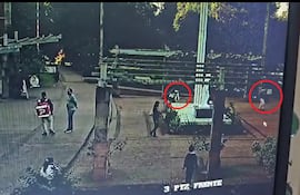 Captura de video del momento en el que una mujer apunta y dispara hacia su exmarido en el patio de Palacio de Justicia de Luque.