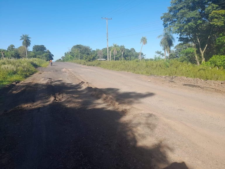 Motociclistas y automovilistas corren serio peligro debido al deteriorado estado del asfaltado.