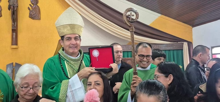 Obispo Gabriel Escobar en Carmelo Peralta