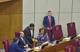 El senador liberal Sergio Rojas saluda a Blanca Ovelar, Salomón y Pettengill.