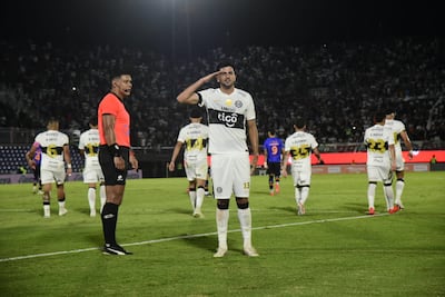 El zaguero central Mateo Gamarra con la mano derecha a la visera, tras marcar la segunda anotación de Olimpia, en la goleada frente al Sportivo 2 de Mayo.