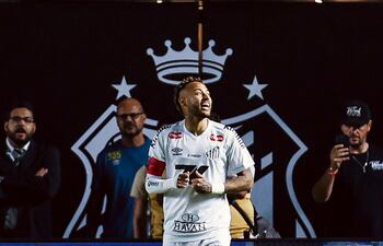 Neymar da Silva Santos Júnior (33 años), celebra el tanto que le marcó ayer en el empate de Santos ante Mirassol.