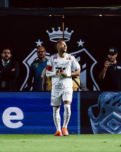 Neymar da Silva Santos Júnior (33 años), celebra el tanto que le marcó ayer en el empate de Santos ante Mirassol. 