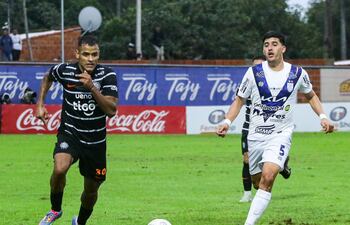 El uruguayo Lucas Morales (i), futbolista de Olimpia, disputa el balón en un partido frente a Sportivo Ameliano por la cuarta fecha del torneo Clausura 2025 de la Primera División de Paraguay en el estadio Ameliano Villeta, en Villeta, Paraguay.