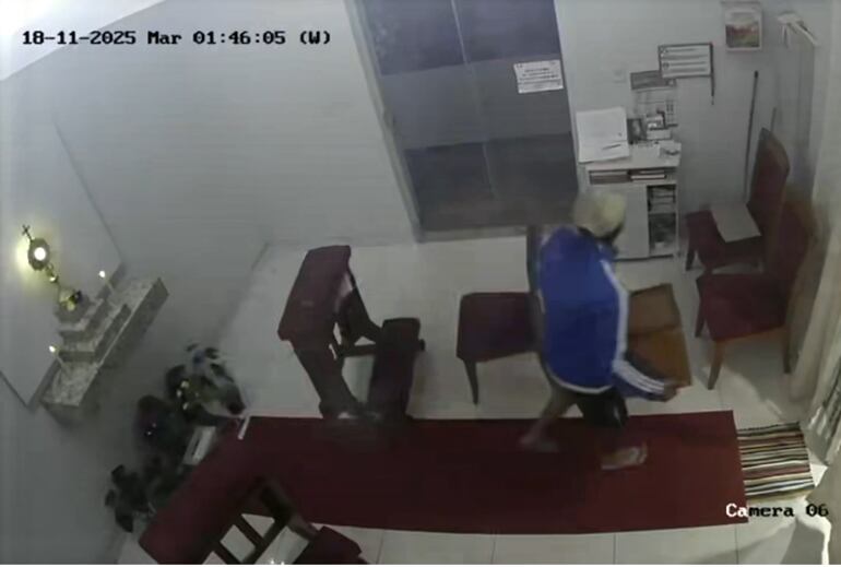 El sospechoso junta algunos objetos que encontró frente al altar del Sgrario.