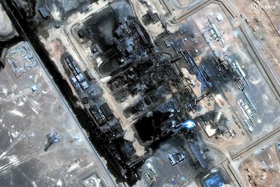 Imagen satelital que muestra daños a una estación de bombeo cerca del oleoducto Este-Oeste, en Arabia Saudí, luego de un ataque con drones.