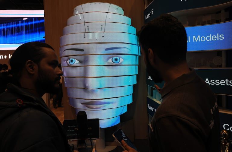 Visitantes en el pabellón de Jio Intelligence durante la AI Impact Summit 2026 en el Bharat Mandapam, en Nueva Delhi, India, el 17 de febrero de 2026.