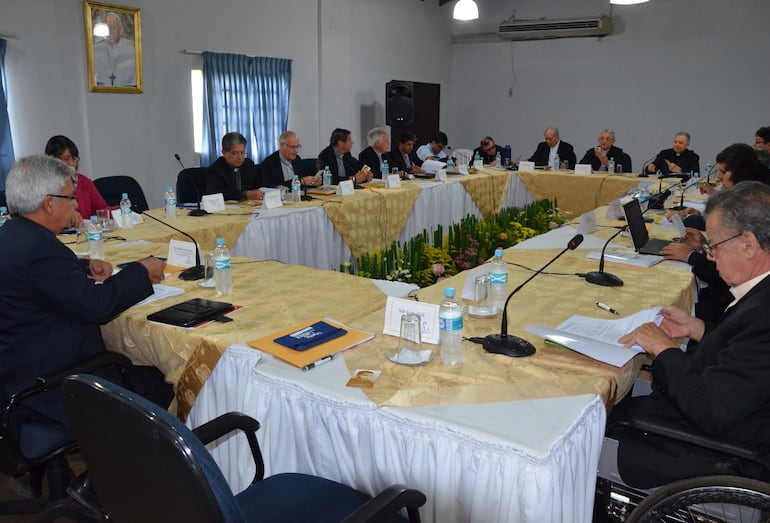 Los obispos del Paraguay en una de sus asambleas. Ayer dieron a conocer una Carta Pastoral del Año de la Eucaristía 2021. Explicaron el valor del sacramento.